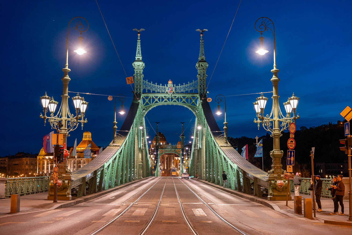 Blick entlang einer Brücke während der Blauen Stunde