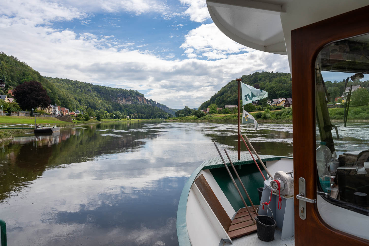 Blick über die Elbe von einer Fähre gesehen.