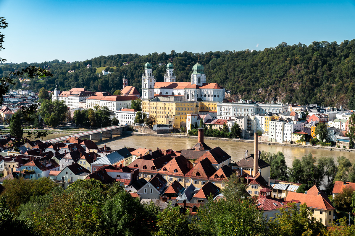 Blick von einem gegenüberliegenden Berg auf Passau und den Inn davor.