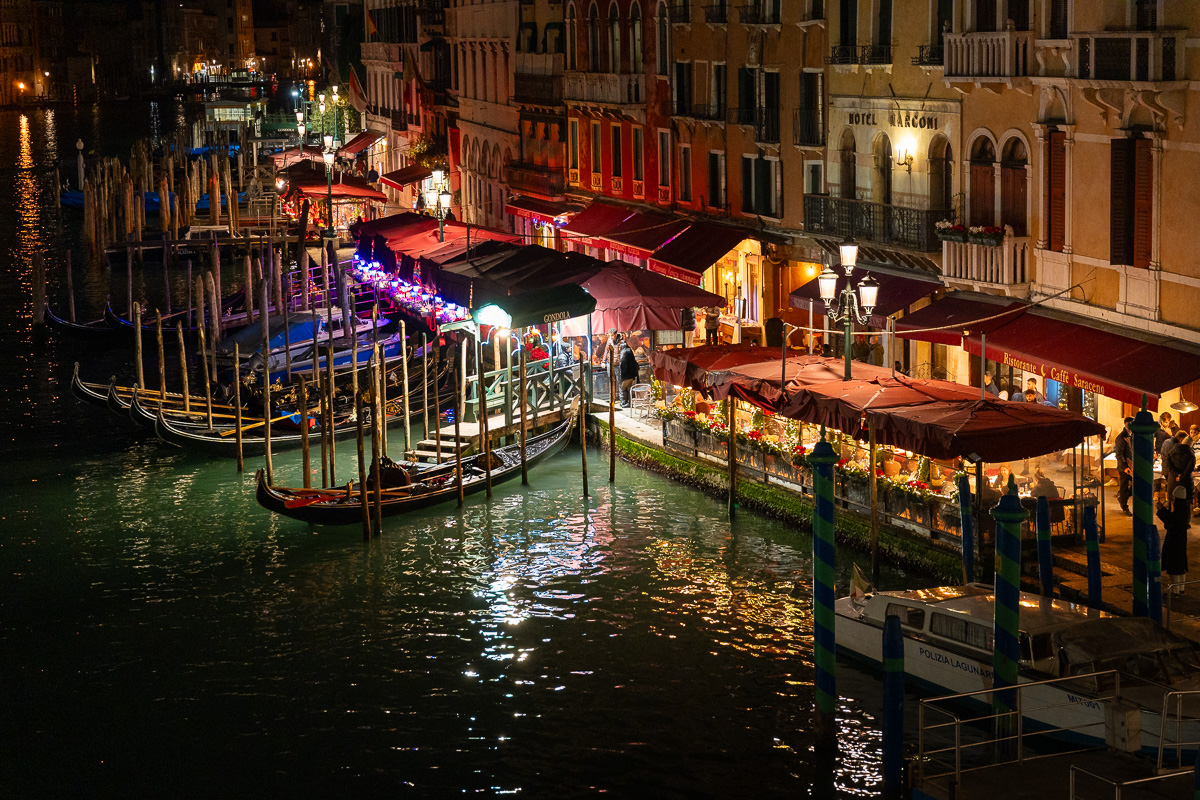 Nächtlicher Blick von der Ponte Rialto auf den Canal Grande.