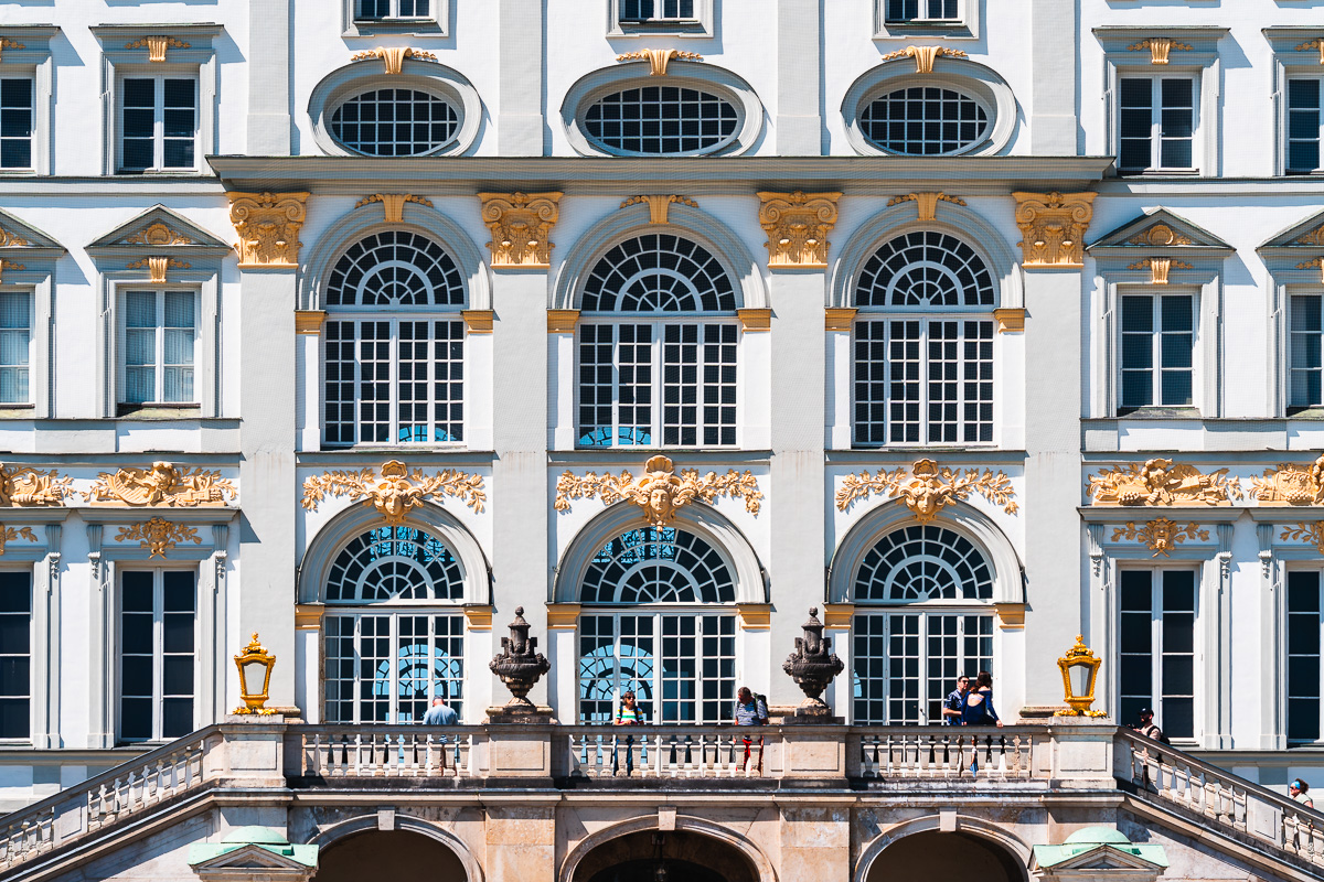Detailansicht der östlichen Fensterfassade des Schlosses.