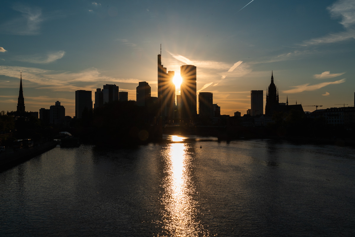 Blick auf die Frankfurter Skyline in der Abenddämmerung.