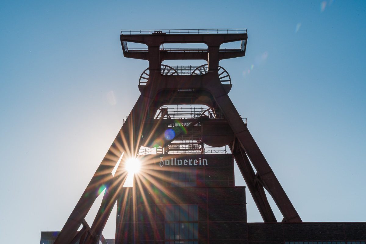 Blick auf den Förderturm (?) der Zeche mit dem Schriftzug "Zollverein".