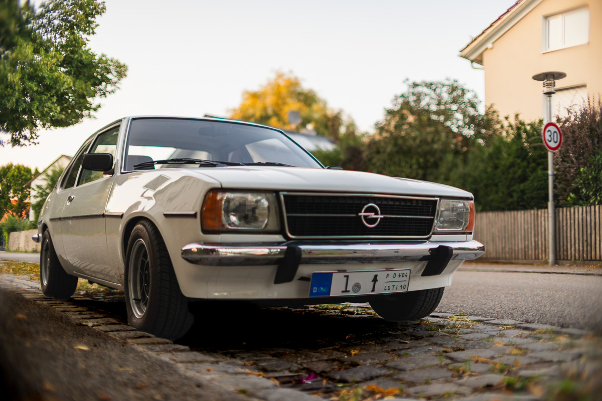 Alter Opel in cremeweiß.