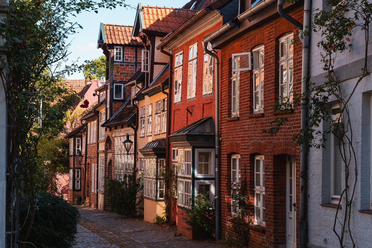 Eine von schmucken kleinen Häusern gesäumte Altstadtgasse.