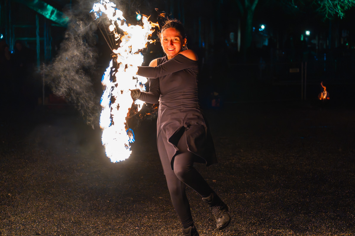 Tänzerin mit einer Art Fackel.