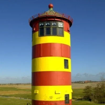 Ein Leuchtturm steht rum